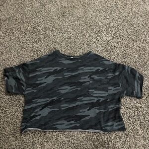 Cropped camo pocket tee
